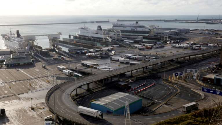 Χριστούγεννα μέσα στα φορτηγά για χιλιάδες αποκλεισμένους οδηγούς στο Ντόβερ