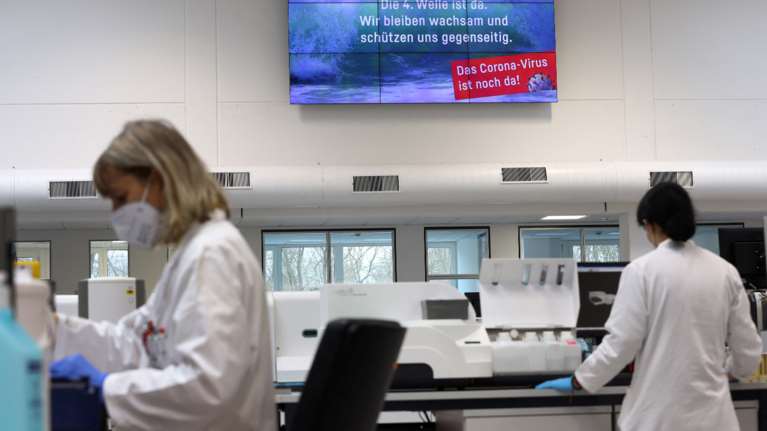 Μετάλλαξη Όμικρον 2: Εντοπίστηκαν τα πρώτα κρούσματα στην Ελλάδα - 33% πιο μεταδοτική από την πρώτη Ομικρον