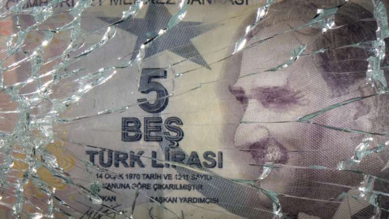 Χάος στην Τουρκία: Η κατάρρευση της λίρας βυθίζει τη χώρα στην κρίση - Οργή κατά Ερντογάν