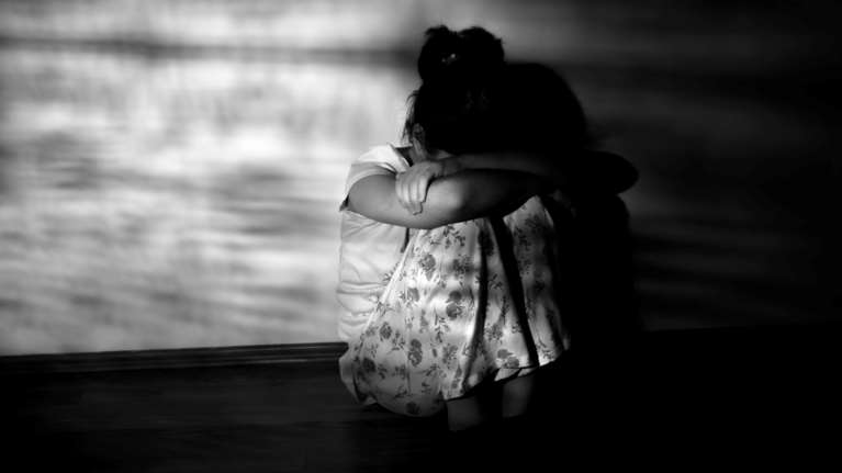 Φρίκη στην Κάλυμνο: Ο σύντροφος της μητέρας, βίαζε τη 13χρονη κόρη της- Και η μητέρα το γνώριζε