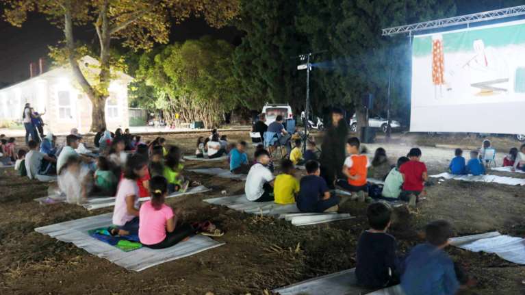 Καβάλα: Aυτοσχέδιο θερινό σινεμά στη δομή φιλοξενίας μεταναστών [εικόνες]