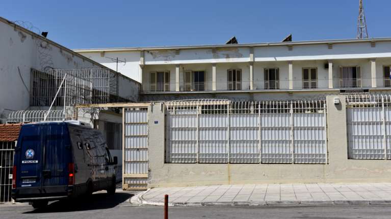 Καίει τρεις σωφρονιστικούς η κατάθεση δραπέτη φυλακών για χρηματισμό