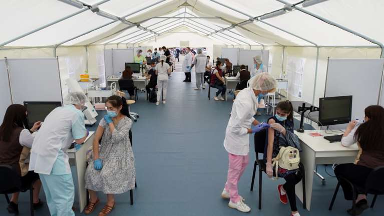 Αυτές είναι οι χώρες με υποχρεωτικό εμβολιασμό: Τι ισχύει σε Ιταλία, Βρετανία, ΗΠΑ, Ρωσία - Ανακοινώσεις από Μακρόν