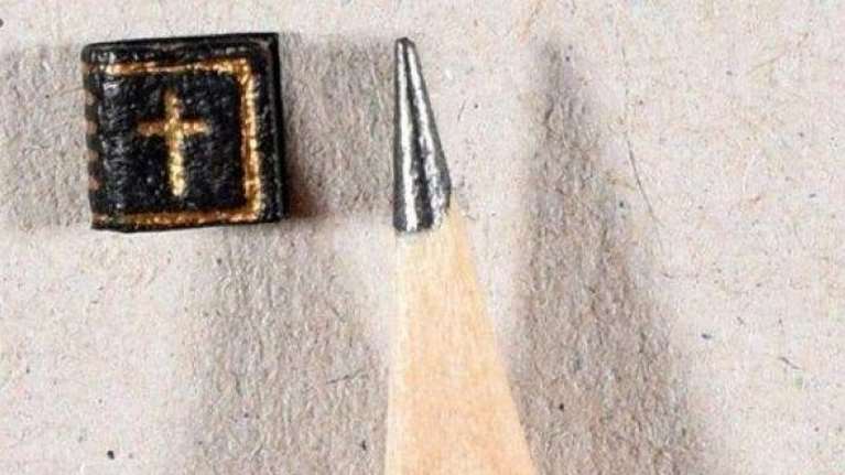 Ενα από τα μικρότερα βιβλία στον κόσμο πωλήθηκε 4.200 ευρώ σε δημοπρασία - Πέντε επί πέντε χιλιοστά