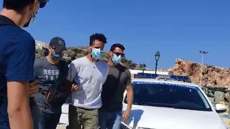 Εγκλημα στη Φολέγανδρο: Στη Νάξο με σκάφος του Λιμενικού μεταφέρθηκε ο 30χρονος καθ΄ ομολογία δολοφόνος [βίντεο]
