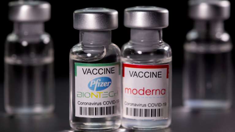 Pfizer - Moderna: Οι διαφορές των εμβολίων mRNA - Τι έδειξε η μελέτη στους υγειονομικούς