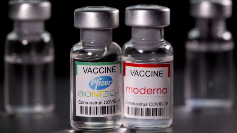 Εμβόλια Pfizer - Moderna: Οι παρενέργειες της τρίτης δόσης είναι παρόμοιες με αυτές της δεύτερης