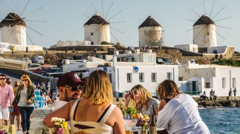 Μύκονος η... ανυπότακτη: Ιδιωτικά κορονοπάρτι σε βίλες και κότερα ως απάντηση στα νέα μέτρα - Μπαράζ ελέγχων με drones