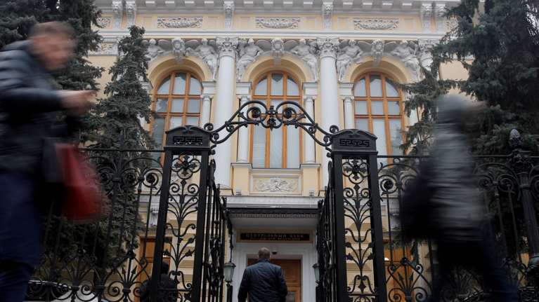 Πώς τα αντίποινα της Δύσης θα κάνουν τη ζωή των Ρώσων αφόρητη- Οι μισθοί στη Ρωσία και οι τιμές των προϊόντων