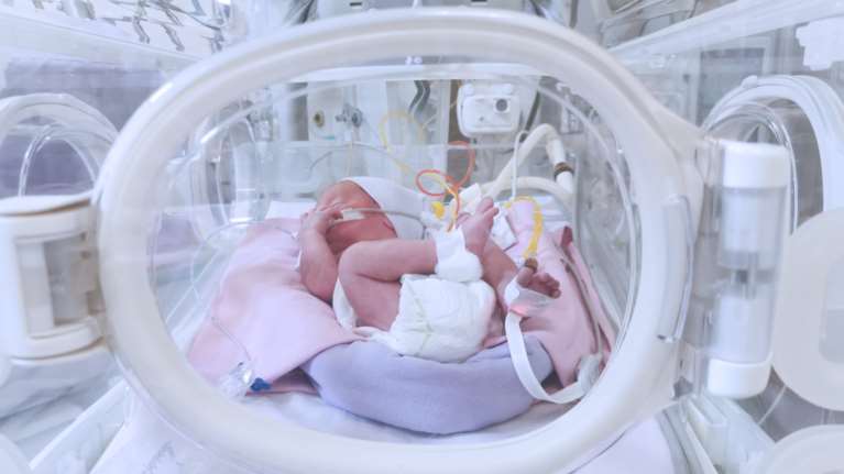 Πάτρα: Διασωληνώθηκε βρέφος δύο μηνών με κορονοϊό