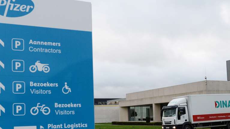 Εμβόλιο κορονοϊού: H Pfizer προαναγγέλλει μείωση των παραδόσεων στην Ευρώπη - Γιατί συμβαίνει αυτό