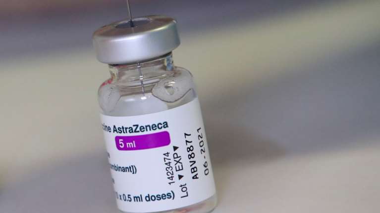 Εμβόλιο Astrazeneca: Πώς χορηγείται πλέον στις άλλες χώρες της Ευρώπης- &quot;Παγώνει&quot; τα εμβόλια στους κάτω των 30 η Βρετανία