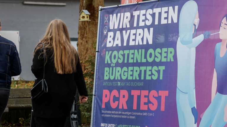 Εξαπλώνεται η μετάλλαξη Όμικρον: Αυστηρά μέτρα και ταξιδιωτικοί περιορισμοί  από ολοένα και περισσότερες χώρες