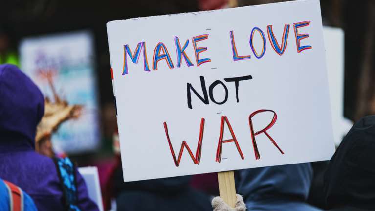 Τα εμβληματικά αντιπολεμικά τραγούδια που έμειναν στην ιστορία - Από Μπομπ Ντίλαν μέχρι Black Eyed Peas [βίντεο]