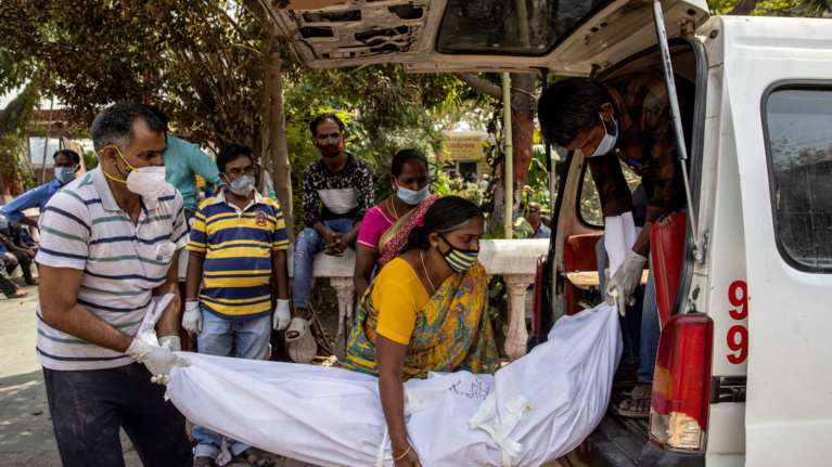 &quot;Ματώνει&quot; η Ινδία: Νέο ρεκόρ κρουσμάτων και θανάτων από κορονοϊό σε ένα 24ωρο