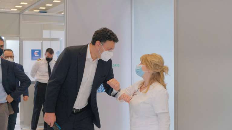 Στο mega εμβολιαστικό κέντρο της Ρόδου ο Κικίλιας - Εκκληση να εμβολιαστούν οι πολίτες