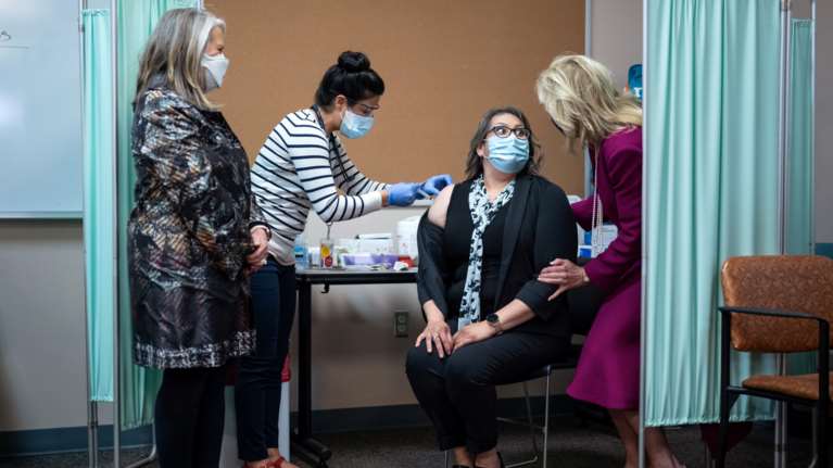 Κορονοϊός: Ελάχιστα τα περιστατικά λοίμωξης μετά τις δύο δόσεις του εμβολίου