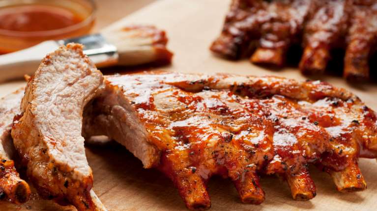 Τσικνοπέμπτη - Ακης Πετρετζίκης: Συνταγή για σούπερ αρνίσια παϊδάκια με σάλτσα μυρωδικών