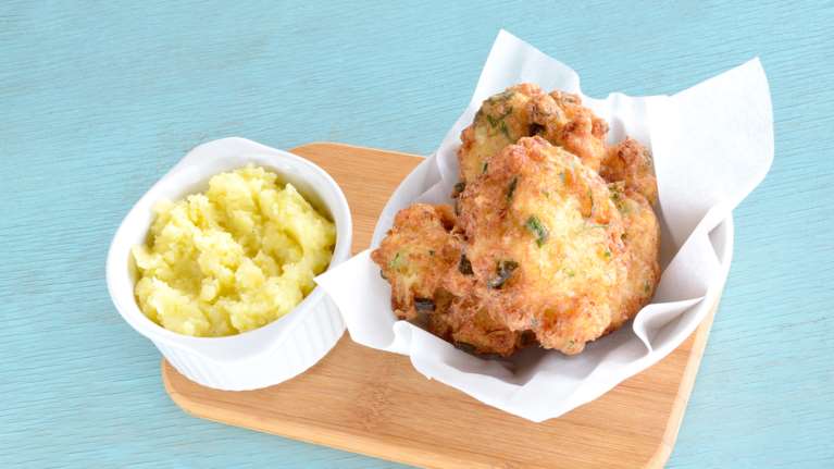 Συνταγή Πετρετζίκη: Ο πιο νόστιμος μπακαλιάρος με το πιο τραγανό κουρκούτι και την βελούδινη σκορδαλιά