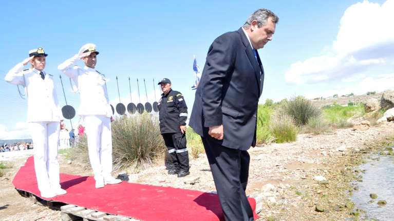 Οταν ο Μητσοτάκης θύμισε στον Τσίπρα το κιτς σόου Καμμένου στη Σαλαμίνα με το χαλί και τις παλέτες στην παραλία [εικόνες]