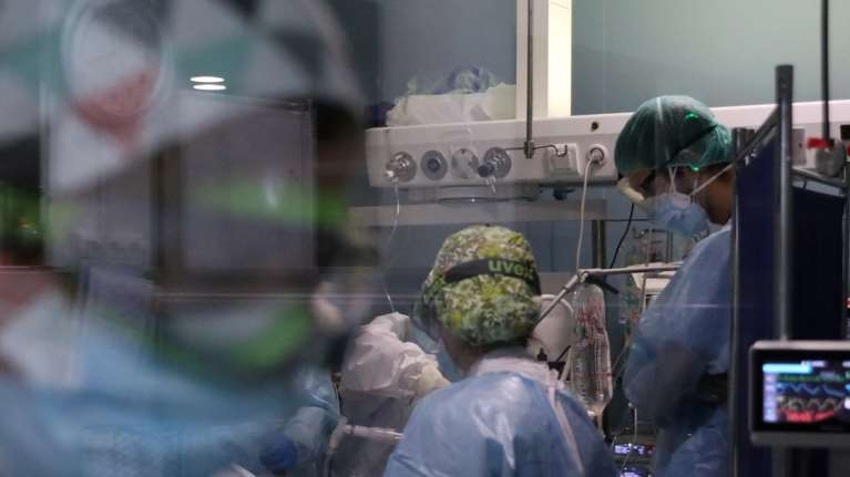 Τάση αποκλιμάκωσης στα νοσοκομεία: Μειώνονται οι εισαγωγές, αυξάνονται οι αποσωληνώσεις