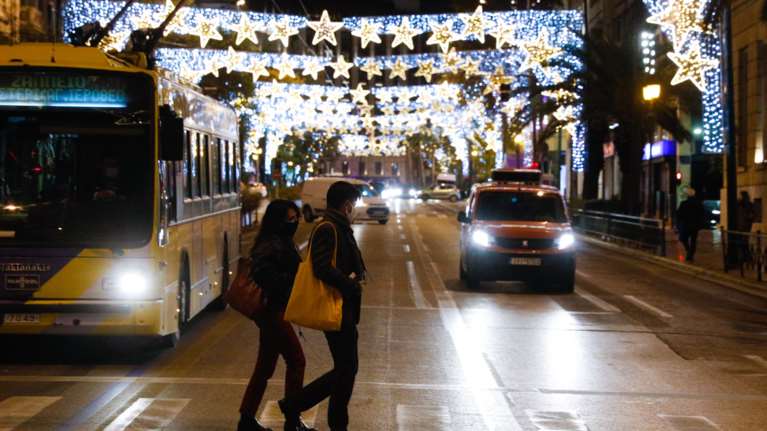 Το ΦΕΚ για τα ρεβεγιόν Χριστουγέννων- Πρωτοχρονιάς: Πόσα άτομα επιτρέπονται στο τραπέζι