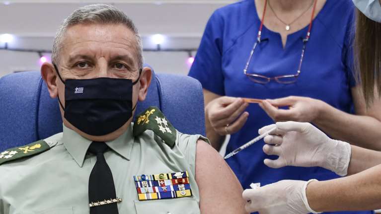 Κορονοϊός: Εμβολιάστηκε ο Α/ΓΕΕΘΑ, Κωνσταντίνος Φλώρος - &quot;Το πρώτο βήμα για την απαλλαγή από την πανδημία&quot;