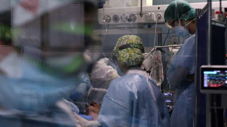 Κορονοϊός: Μαύρη Δευτέρα με 105 θανάτους και 608 διασωληνωμένους -  7.287 τα νέα κρούσματα