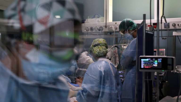 Κορονοϊός: Ανησυχία από την αύξηση των νοσηλειών - Στα νοσοκομεία 18αρηδες και 20αρηδες