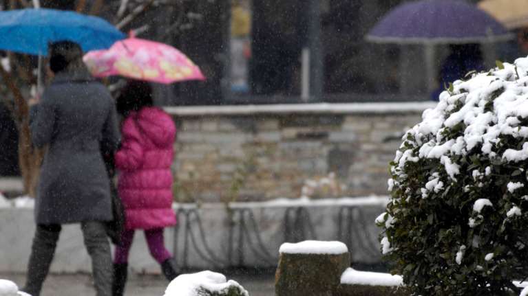 Έκτακτο δελτίο επιδείνωσης του καιρού από την ΕΜΥ: Ερχονται πάλι χιόνια και καταιγίδες