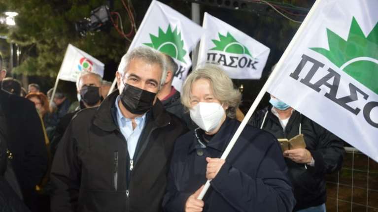 Η επιδημιολόγος Αθηνά Λινού με σημαία του ΠΑΣΟΚ στη συγκέντρωση του Γιώργου Παπανδρέου στο Θησείο