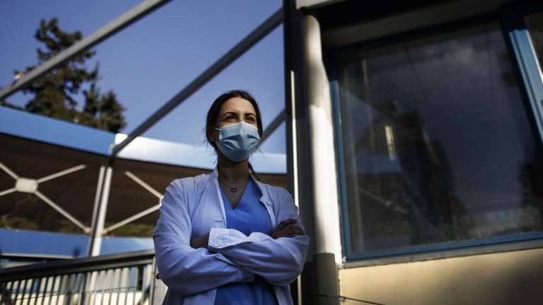 Ένας χρόνος με κορονοϊό: Μια δασκάλα, μια παθολόγος και ένας καταστηματάρχης αφηγούνται πώς άλλαξαν οι ζωές τους