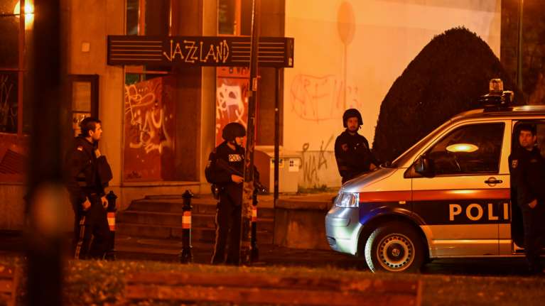 Επίθεση στη Βιέννη - Συγκλονίζει Ελληνας ιερέας: Ακούσαμε πυροβολισμούς και μετά ουρλιαχτά