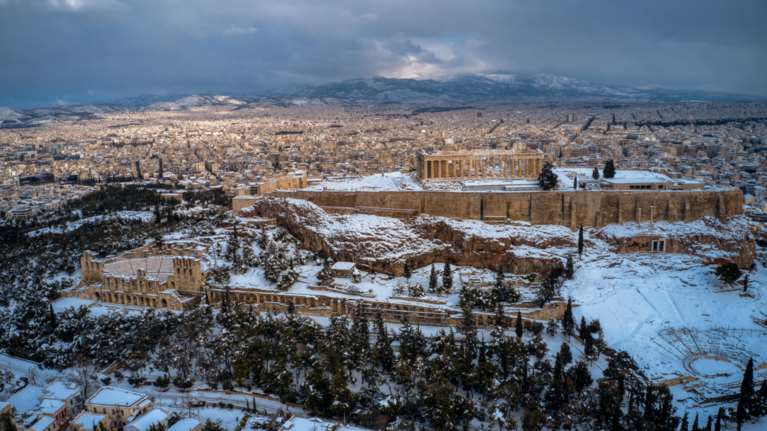 Η χιονισμένη Αθήνα από ψηλά: Στα λευκά Πλάκα, Ακρόπολη, Ζάππειο - Μαγικές εικόνες