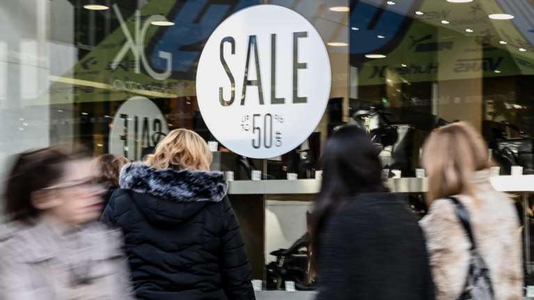 Φθινοπωρινές εκπτώσεις εν μέσω κορονοϊού: Πότε ξεκινούν - Ποια Κυριακή θα είναι ανοιχτά τα καταστήματα