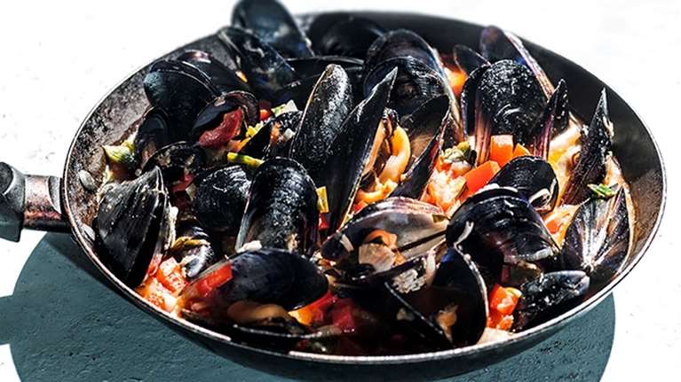 Συνταγή της Αργυρώς Μπαρμπαρίγου: Μύδια σαγανάκι με μουστάρδα και λεμόνι