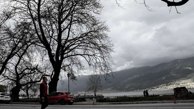 Παραμένει ο άστατος καιρός - Πού ανεβαίνει η θερμοκρασία, πού θα σημειωθούν καταιγίδες