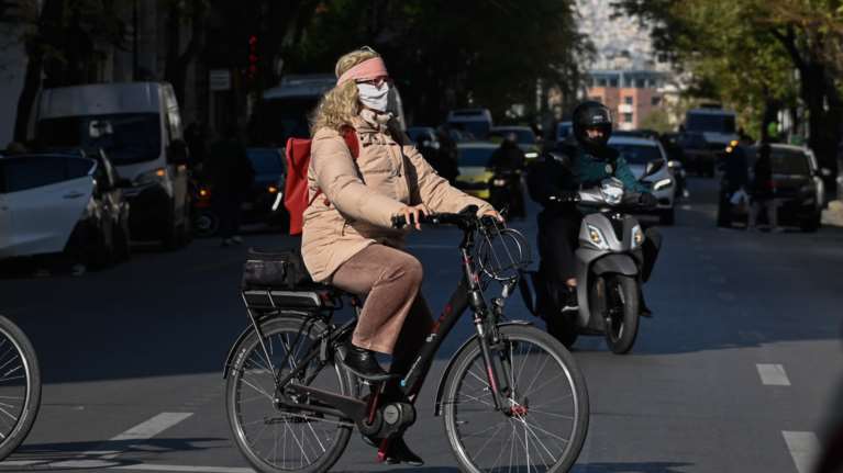 Ηρθε η αποκλιμάκωση της πανδημίας νωρίτερα; - Τι λένε Τζανάκης και Σαρηγιάννης