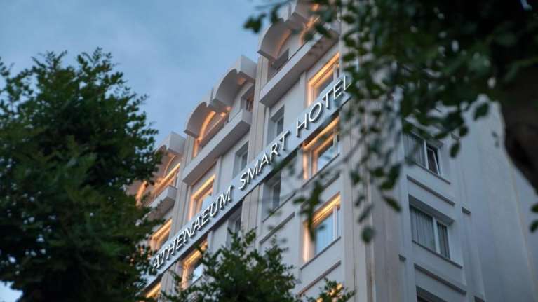 Αυτό είναι το ξενοδοχείο στη Συγγρού που έγινε το κορονο-πάρτι με τους παίκτες του Ολυμπιακού [εικόνες]