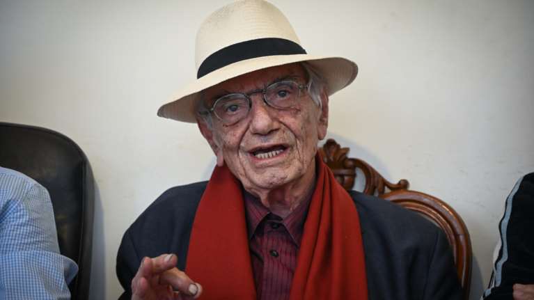 Στο πλευρό του Κουφοντίνα ο συγγραφέας και βουλευτής του ΣΥΡΙΖΑ, Βασίλης Βασιλικός: Θα λογοδοτήσετε αν συμβεί το μοιραίο