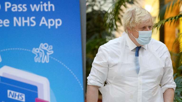 Έξαλλοι οι Βρετανοί με τον Μπόρις Τζόνσον: Έπινε κρασί με συνεργάτες του στην Ντάουνινγκ Στριτ εν μέσω lockdown [εικόνα]