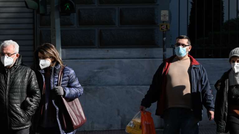 Ερχονται νέα μέτρα για την ακρίβεια: Στο τραπέζι άμεσες εισοδηματικές ενισχύσεις αντί για μειώσεις έμμεσων φόρων