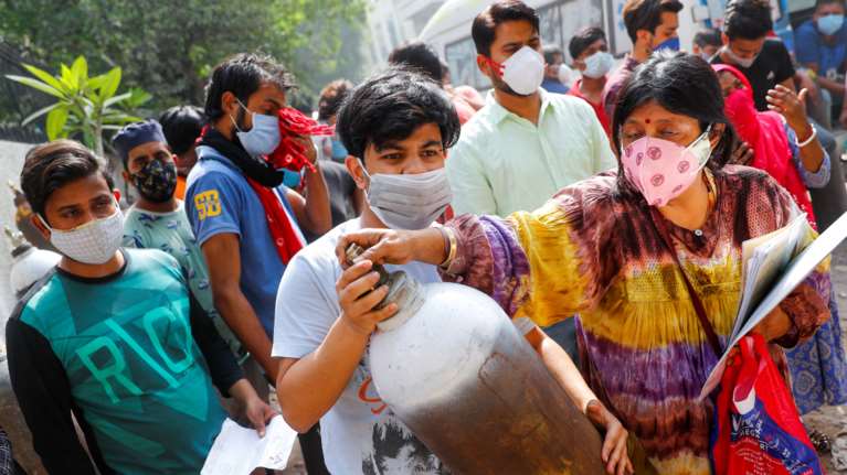 DW: Πόσο επικίνδυνη είναι η ινδική μετάλλαξη; - Τι ισχύει για τους εμβολιασμένους