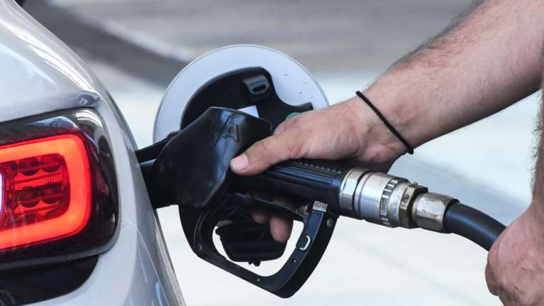 Οι τελικές ρυθμίσεις για την επιδότηση καυσίμων: 40 ευρώ για 3 μήνες - Κατατέθηκε η τροπολογία στη Βουλή