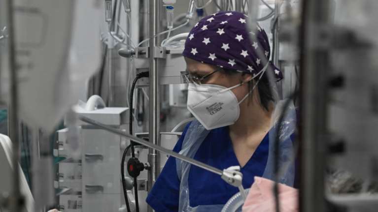 Kορονοϊός: Δυσοίωνη πρόβλεψη για 9.000 κρούσματα την Τρίτη - 54 οι λοιμώξεις με &quot;Όμικρον&quot; στην Ελλάδα