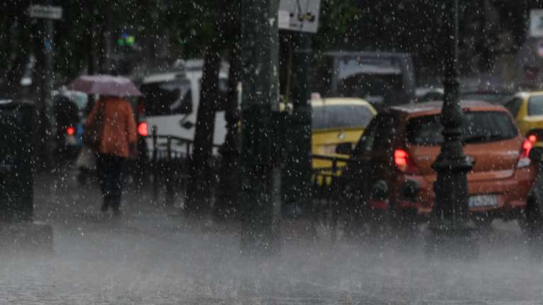 Συννεφιασμένη Κυριακή με τοπικές βροχές και καταιγίδες - Ισχυροί άνεμοι στα πελάγη