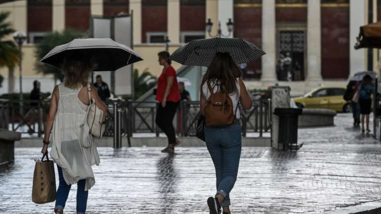Meteo: Ψυχρό μέτωπο με ισχυρές βροχές και καταιγίδες θα σαρώσει τη χώρα