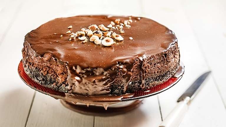 Συνταγή της Αργυρώς Μπαρμπαρίγου: Εύκολο τσιζ κέικ σε 3 σοκολατένιες στρώσειs