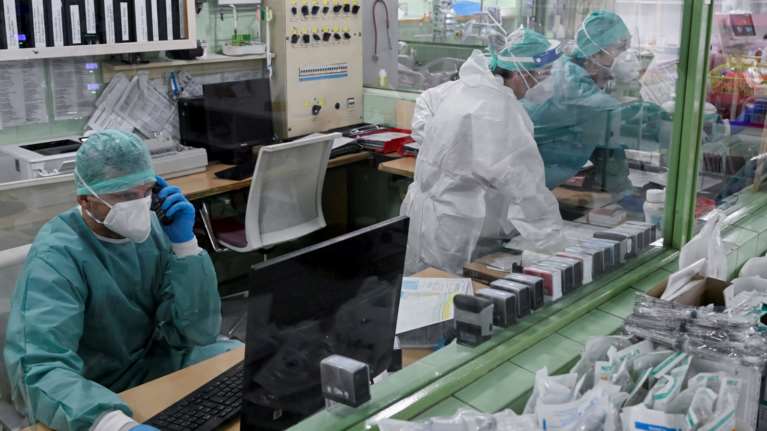 Κορονοϊός: Σχεδόν 100 θάνατοι σε μια μέρα -  694 διασωληνωμένοι και 6.201 νέα κρούσματα