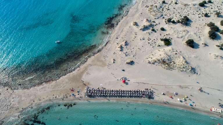 Ελαφόνησος: Το νησί με τα γαλαζοπράσινα, διάφανα νερά και τους αμμόλοφους 10 μέτρων με 250.000 επισκέπτες [εικόνες]